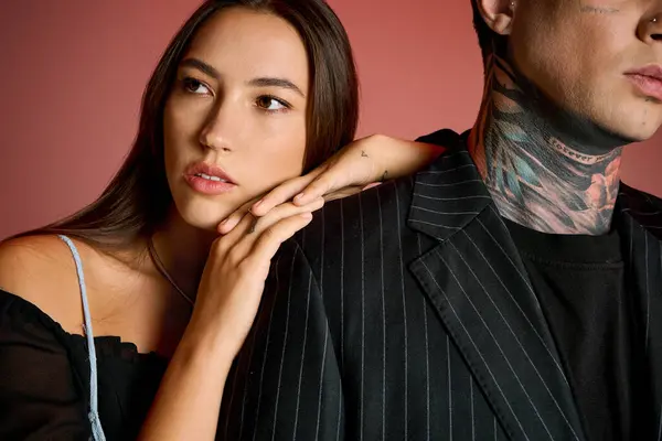 Una giovane donna poggia delicatamente la mano su una spalla maschile mentre condividono un momento intimo.. — Foto stock