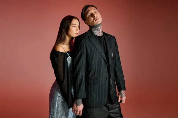 A fashionable couple stands together with an artistic flair, exuding confidence and style. — Stock Photo
