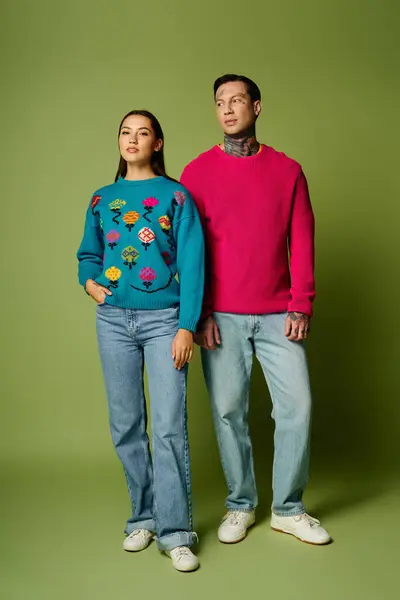 A stylish duo in bright sweaters exudes confidence and playful vibes. — Stock Photo