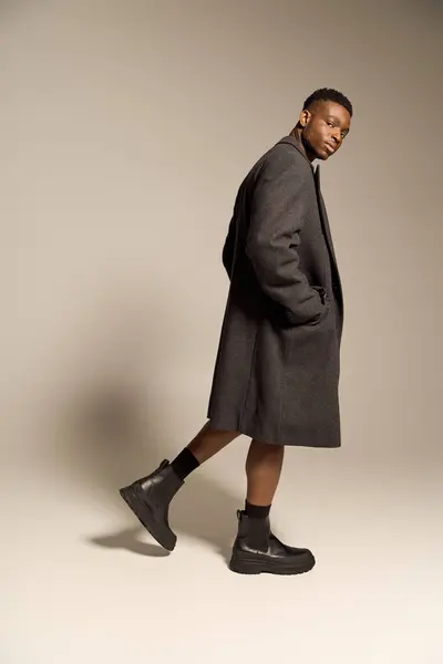 Um jovem afro-americano bonito mostra seu senso de moda posando confiantemente sem camisa. — Fotografia de Stock