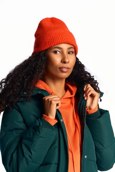 Mujer muestra su sentido único de la moda en un acogedor conjunto de invierno con un gorro brillante. - foto de stock