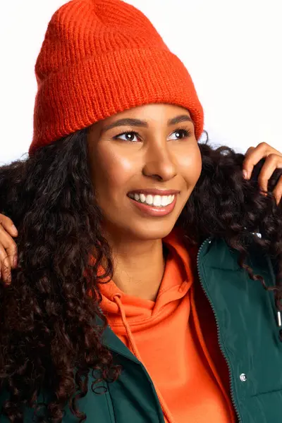 Happy woman showcases her vibrant style, wearing cozy layers and enjoying the moment in autumn. — Stock Photo