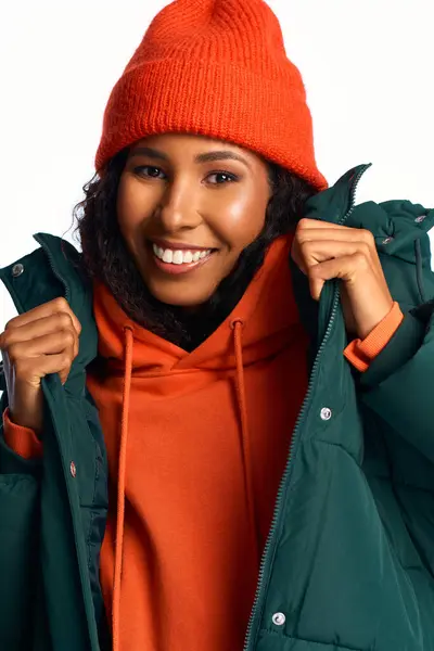 Bright smile radiates warmth as a woman enjoys winter, dressed in cozy layers and a vivid beanie — Stock Photo