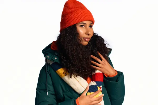 Elegante donna vetrine accogliente moda invernale, indossando un cappello luminoso e sciarpa colorata con portamento. — Foto stock