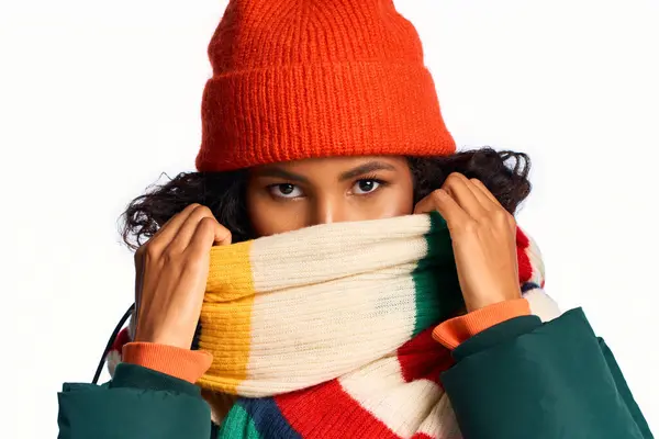 Una bella donna gode della stagione invernale, in mostra la sua sciarpa elegante e cappello luminoso. — Foto stock