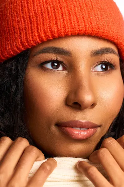 A radiant woman showcases her beauty while embracing warmth and comfort in a stylish hat. — Stock Photo