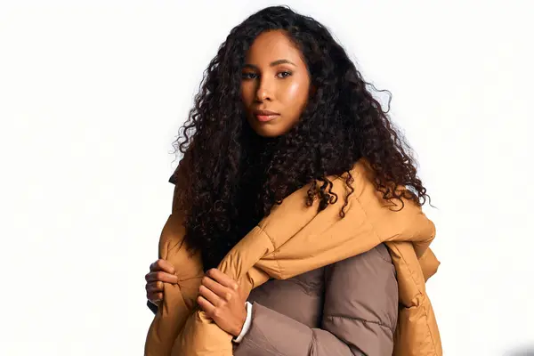 Embracing elegance, a beautiful woman showcases her fashion sense with a cozy winter coat — Stock Photo