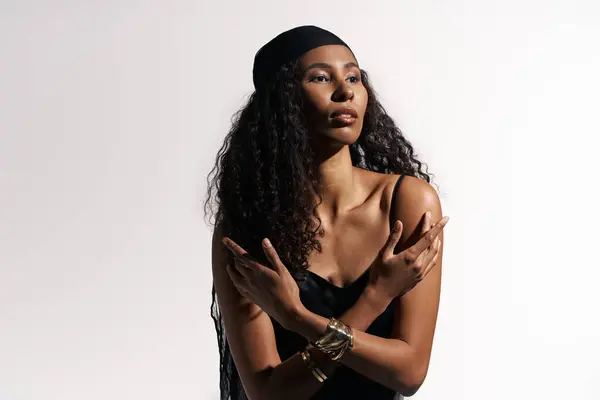 Inspirée par l'art, une belle femme met en valeur l'élégance avec une présence et un style captivants. — Photo de stock
