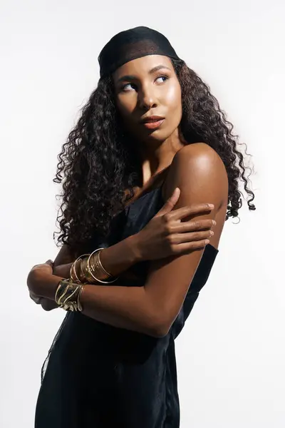 A beautiful woman exudes confidence while posing elegantly against a minimalist backdrop. — Stock Photo
