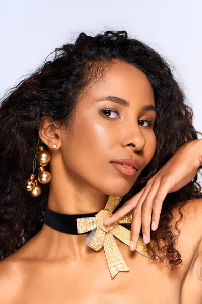 Mujer llamativa presenta joyas únicas y una pose elegante en un espacio interior bien iluminado. — Stock Photo