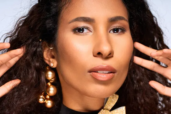 A stunning woman showcases her charm and unique style in a captivating moment. — Stock Photo