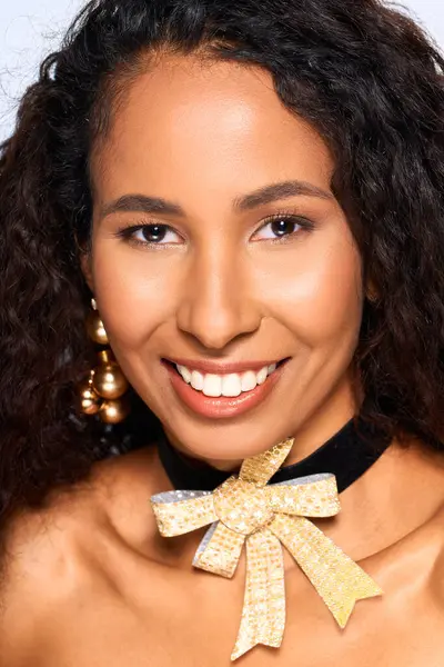 A beautiful woman showcases her charm and elegance, adorned with stylish accessories. — Stock Photo