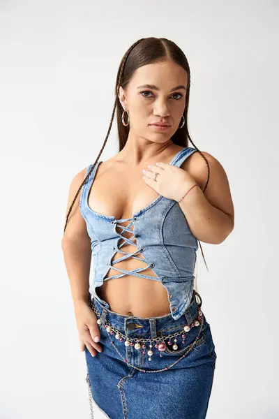A young woman of short stature confidently poses in trendy denim outfits, embracing diversity. — Stock Photo