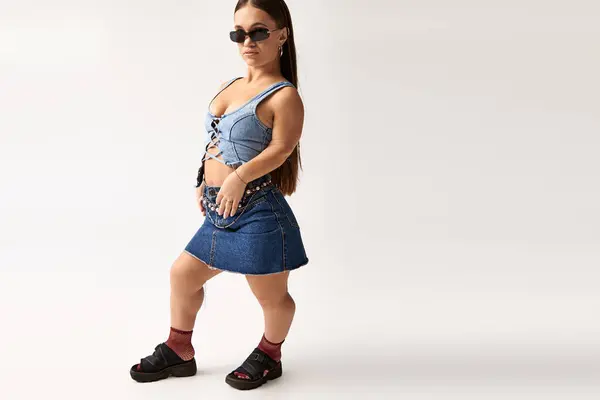 A young woman with short stature effortlessly displays her fashion sense in denim attire. — Stock Photo