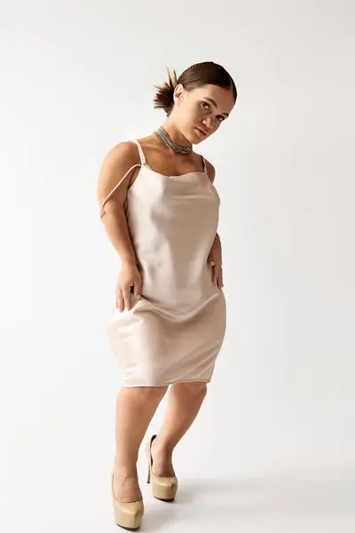 A young woman with short stature poses gracefully in an elegant dress, highlighting diversity. — Stock Photo