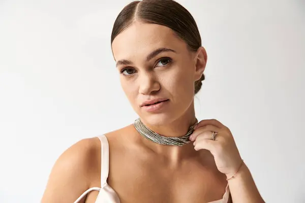 Giovane donna con modelli di bassa statura un abito elegante, celebrando la diversità e l'inclusione. — Foto stock