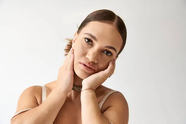 Jovem com baixa estatura posa graciosamente em um estúdio, irradiando confiança e elegância. — Fotografia de Stock