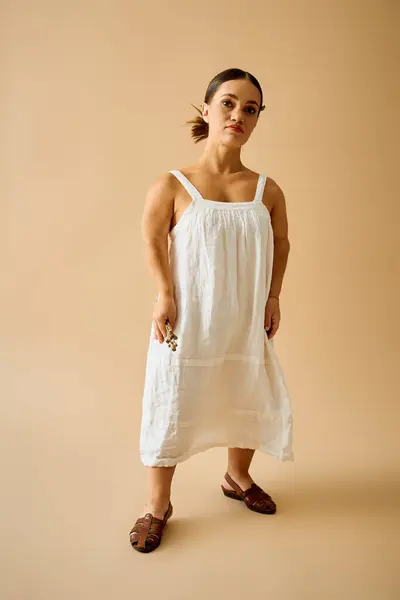 A young woman with short stature poses confidently in an elegant dress, showcasing beauty. — Stock Photo