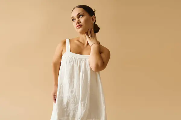 A young woman with short stature poses elegantly in a stylish dress, embracing diversity. — Stock Photo
