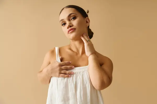 Model with short stature poses gracefully, highlighting fashion and diversity in a serene studio. — Stock Photo