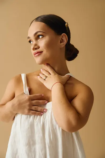 Young woman with achondroplasia in an elegant dress poses gracefully, celebrating inclusion and beauty. — Stock Photo