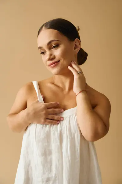 A young woman with achondroplasia stands gracefully in a studio, radiating confidence and style. — Stock Photo