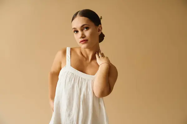 Uma jovem com baixa estatura mostra sua elegância em um vestido bonito, exalando confiança. — Fotografia de Stock