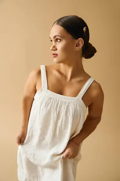 Short-statured female model radiates style and elegance in bright studio ambiance. — Stock Photo