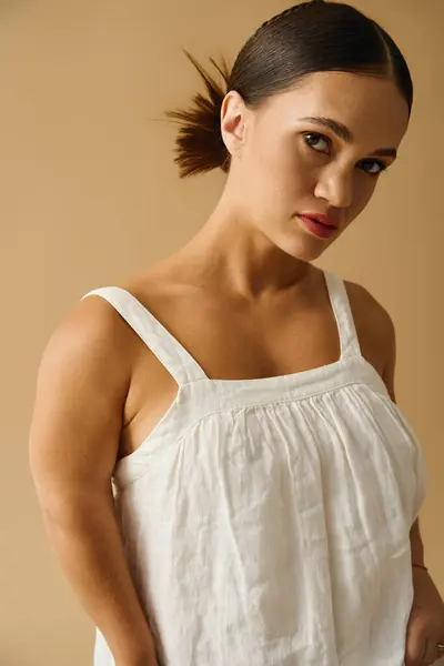 Une petite femme avec achondroplasie pose élégamment dans une robe élégante, rayonnant de beauté et de confiance. — Photo de stock