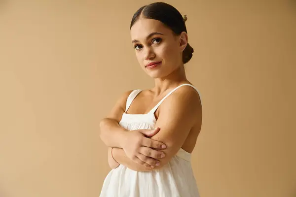 A confident young woman with short stature showcases elegance in a stunning dress. — Stock Photo