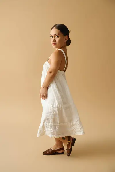 A young woman with short stature showcases her style in a beautiful dress, emphasizing inclusion. — Stock Photo
