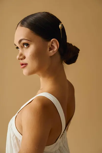 Short-statured model exudes elegance in a stunning dress against a soft backdrop. — Stock Photo