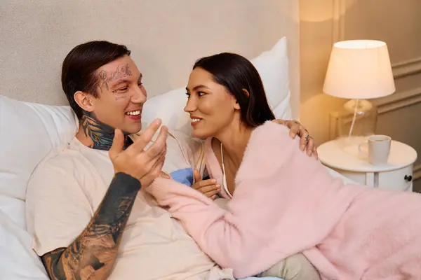Una coppia amorevole condivide momenti felici, irradiando calore nel loro spazio personale. — Foto stock