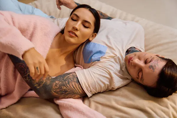 Una coppia condivide un abbraccio amorevole, irradiando comfort mentre si rilassano insieme. — Foto stock