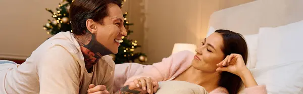 Una giovane coppia gode di risate e amore in un'atmosfera calda e festosa a casa. — Foto stock