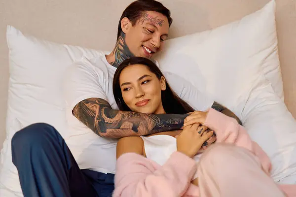 Couple embraces warmly, radiating love and happiness in a comfortable and inviting space. — Stock Photo