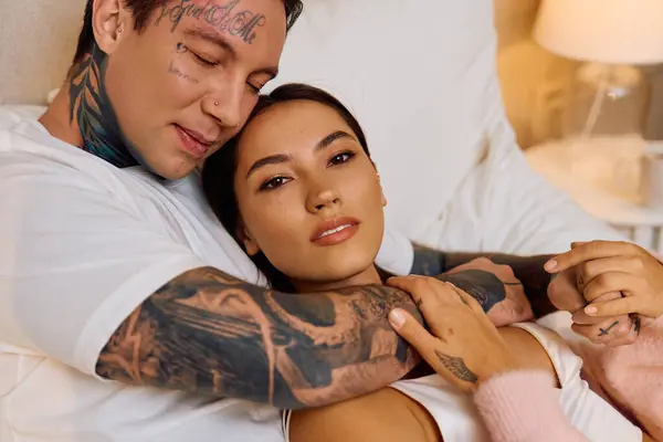 Una coppia amorevole abbraccia su un divano, irradiando affetto e connessione. — Foto stock