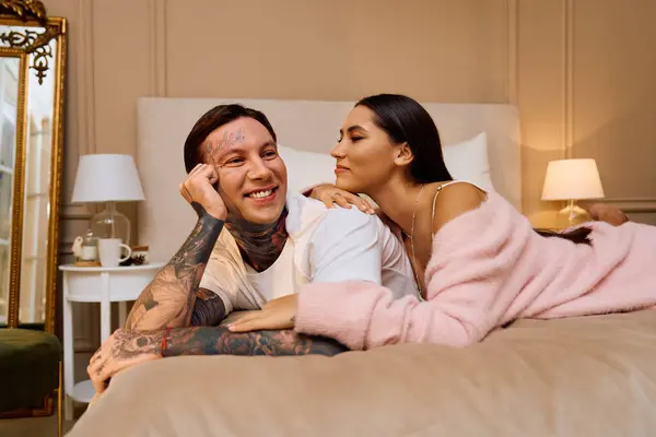 Um casal amoroso relaxa em um quarto lindamente decorado, compartilhando sorrisos e ternura. — Fotografia de Stock