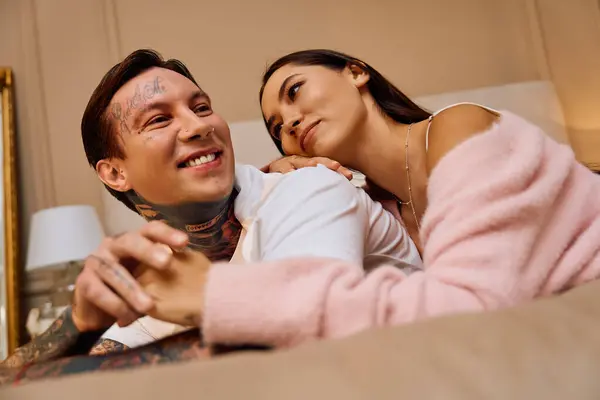 Casal jovem compartilha um momento terno, celebrando sua conexão e carinho um pelo outro. — Fotografia de Stock