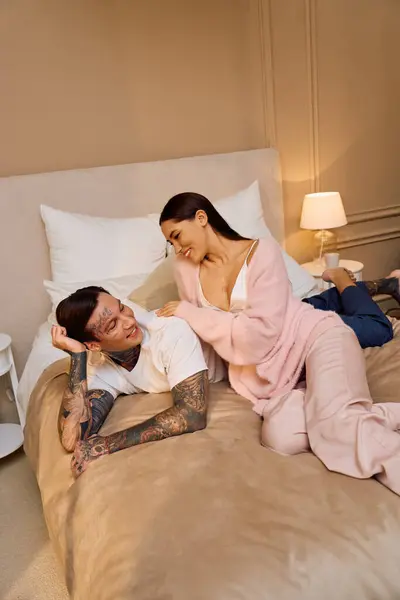 Un couple amoureux partage un moment chaleureux et ludique dans leur chambre. — Photo de stock