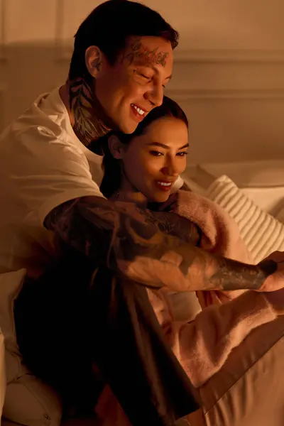 A loving couple wraps around each other, enjoying intimacy and warmth in their cozy space. — Stock Photo