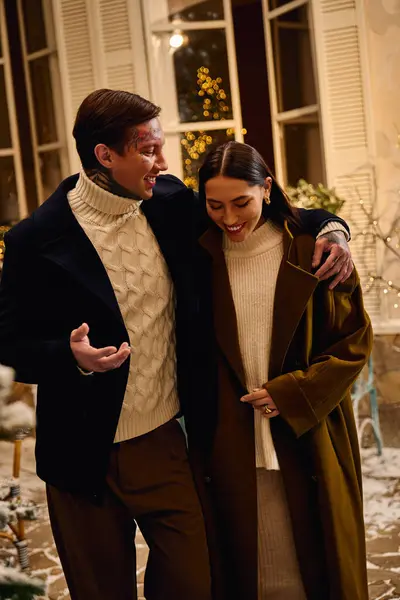 Una coppia amorevole condivide momenti gioiosi mentre in bundle in strati caldi durante l'inverno. — Foto stock