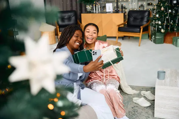 Duas mulheres comemoram juntas, capturando momentos festivos alegres com presentes bonitos e emoção. — Fotografia de Stock