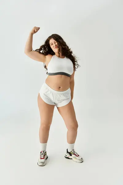 Jovem plus size mulher mostra roupa interior na moda com confiança, abraçando sua beleza e estilo. — Fotografia de Stock