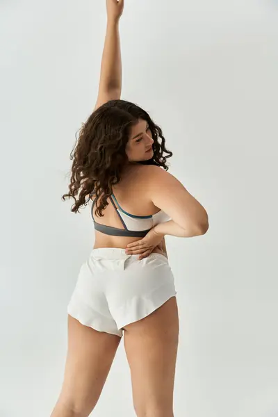 Une jeune femme taille plus rayonne de confiance en sous-vêtements tendance et stylés. — Photo de stock