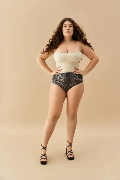 Giovane donna sicura di sé mette in mostra biancheria intima alla moda, celebrando la positività del corpo e lo stile. — Foto stock