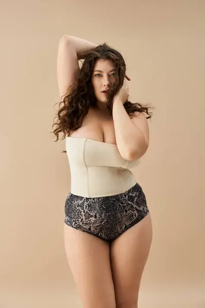 Audace plus size donna posa con fiducia in lingerie alla moda, irradiando bellezza e sicurezza di sé. — Foto stock