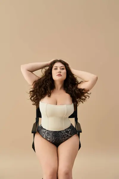 Una bella giovane donna plus size mette in mostra la sua biancheria intima alla moda mentre posa con grazia. — Foto stock