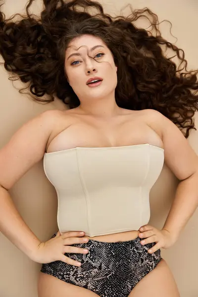 Уверенная молодая женщина plus size позирует в стильном нижнем белье. — стоковое фото