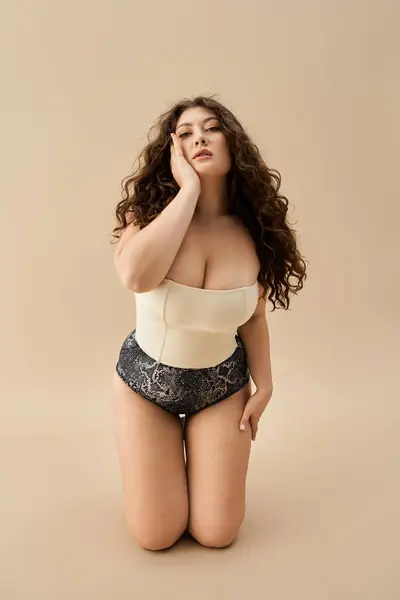 Giovane plus size donna posa con grazia in biancheria intima alla moda, in mostra la bellezza e lo stile — Foto stock